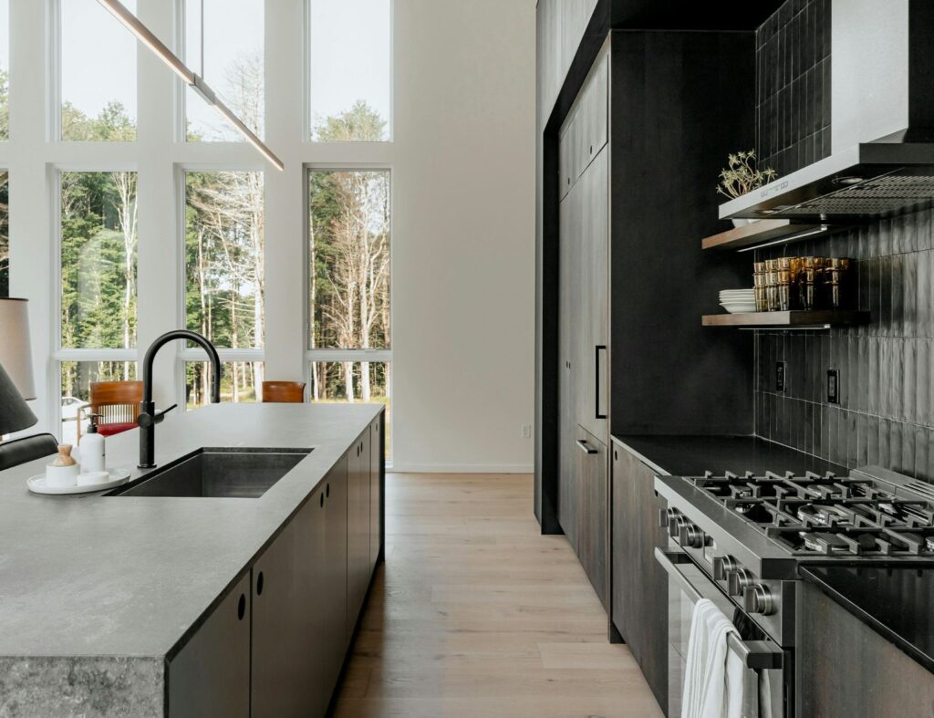Combine bancada e frontão com o mesmo porcelanato para um efeito uniforme. Fonte: Unsplash