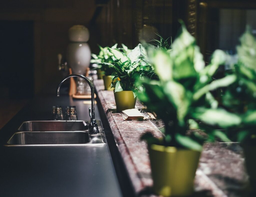 Seja em tons claros ou escuros, as bancadas de porcelanato são protagonistas na decoração. Fonte: Pexels