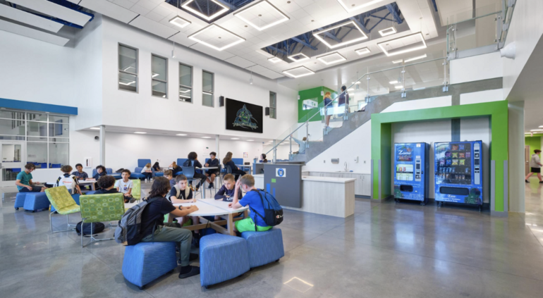 Escola em Coral Springs, Flórida, em um shopping center revitalizado.