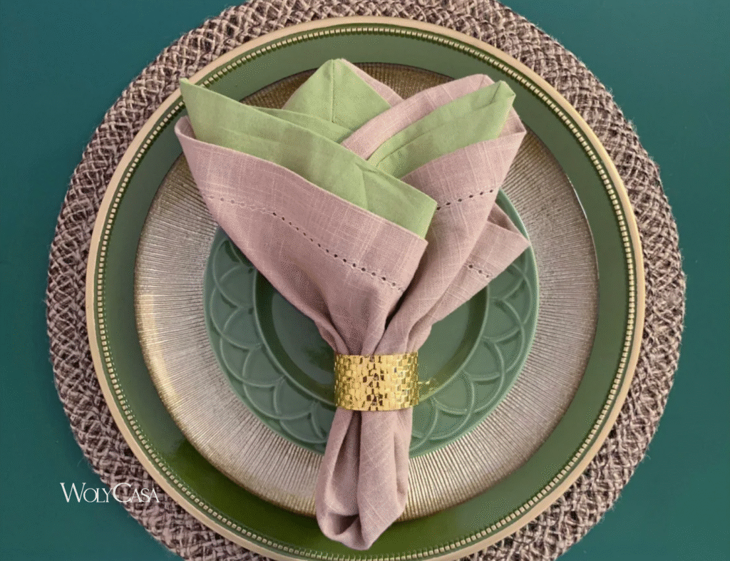O sousplat é um item de mesa posta que complementa a experiência à mesa. Fonte: WolyCasa