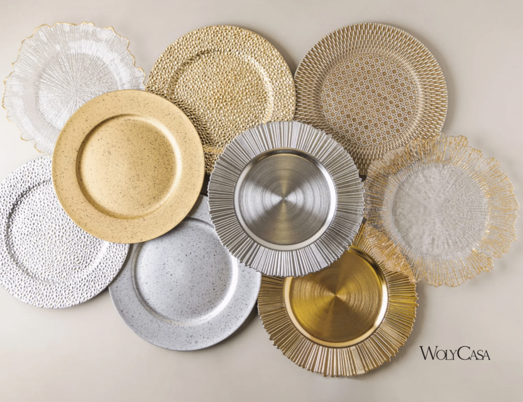 Sousplat dourado e tons metálicos traz modernidade para a decoração. Fonte: WolyCasa