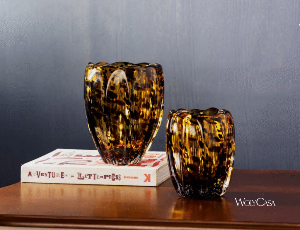 Os <strong>vasos decorativos para sala</strong> são ideais para criar pontos de destaque com elegância e personalidade. Fonte: WolyCasa
