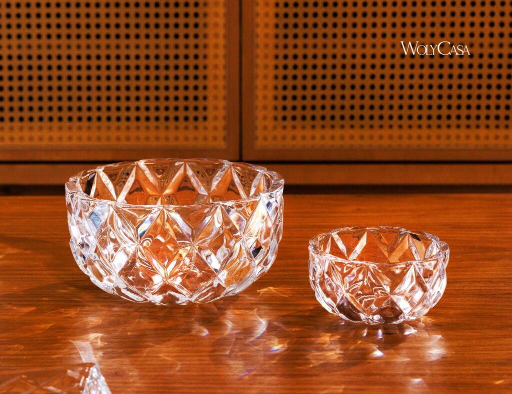 O <strong>centro de mesa na decoração para sala</strong> é um item versátil que une beleza e sofisticação. Escolha peças em cristal para adicionar brilho e elegância sem sobrecarregar o ambiente. Fonte: WolyCasa