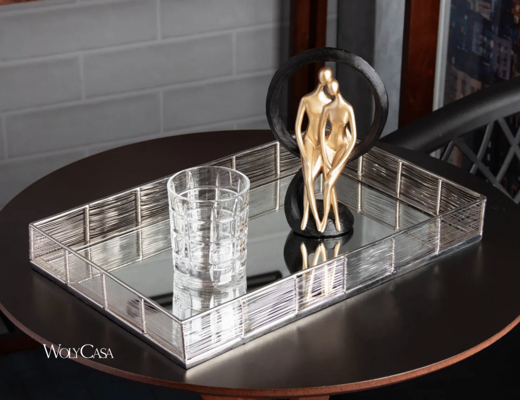 A bandeja decorativa adiciona charme e organização para uma decoração de sala simples e elegante. Fonte: WolyCasa