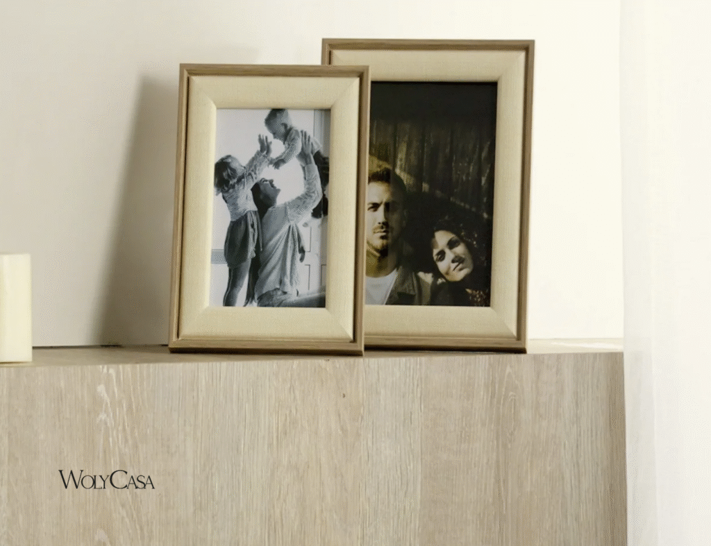 Porta-retratos com fotos afetivas são perfeitos para uma decoração para parede da sala cheia de charme e personalidade. Fonte: WolyCasa