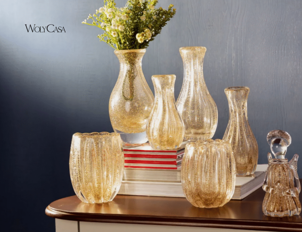 Aposte na decoração para sala com vasos que combinam brilho e sofisticação para uma atmosfera acolhedora e refinada. Fonte: WolyCasa
