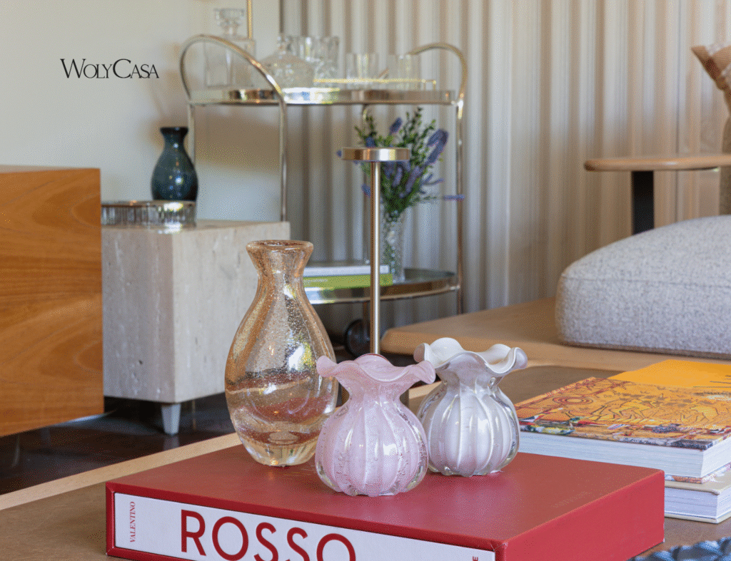 Vasos em cores delicadas vão deixar a decoração de sala simples e elegante. Fonte: WolyCasa