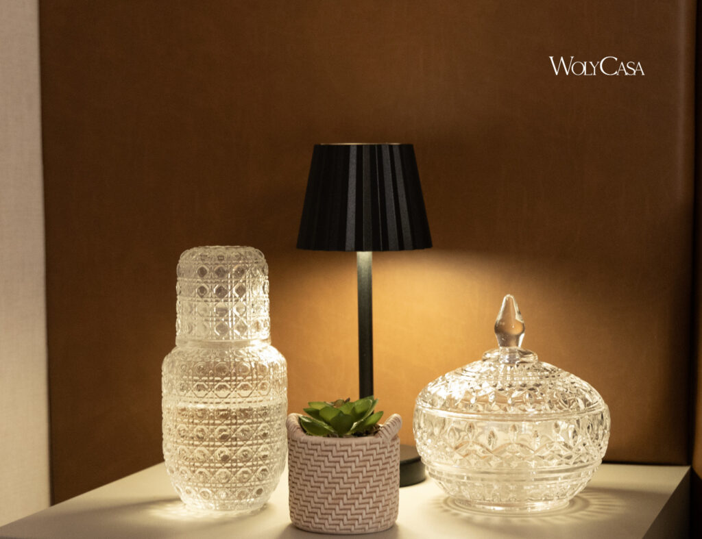 Peças em cristal e iluminação suave são apostas certeiras para uma decoração para sala charmosa e sofisticada. Fonte: WolyCasa<br>