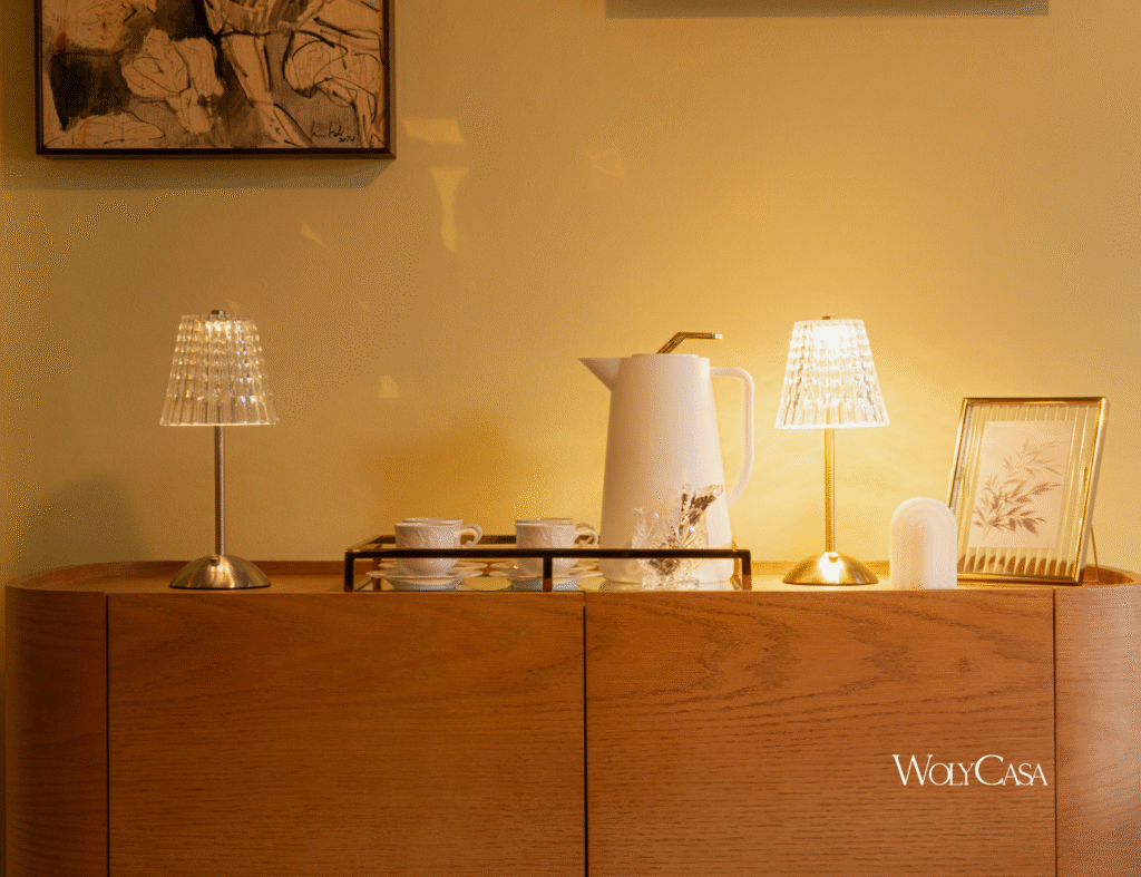 Invista em luminárias de mesa para uma iluminação aconchegante. Fonte: WolyCasa
