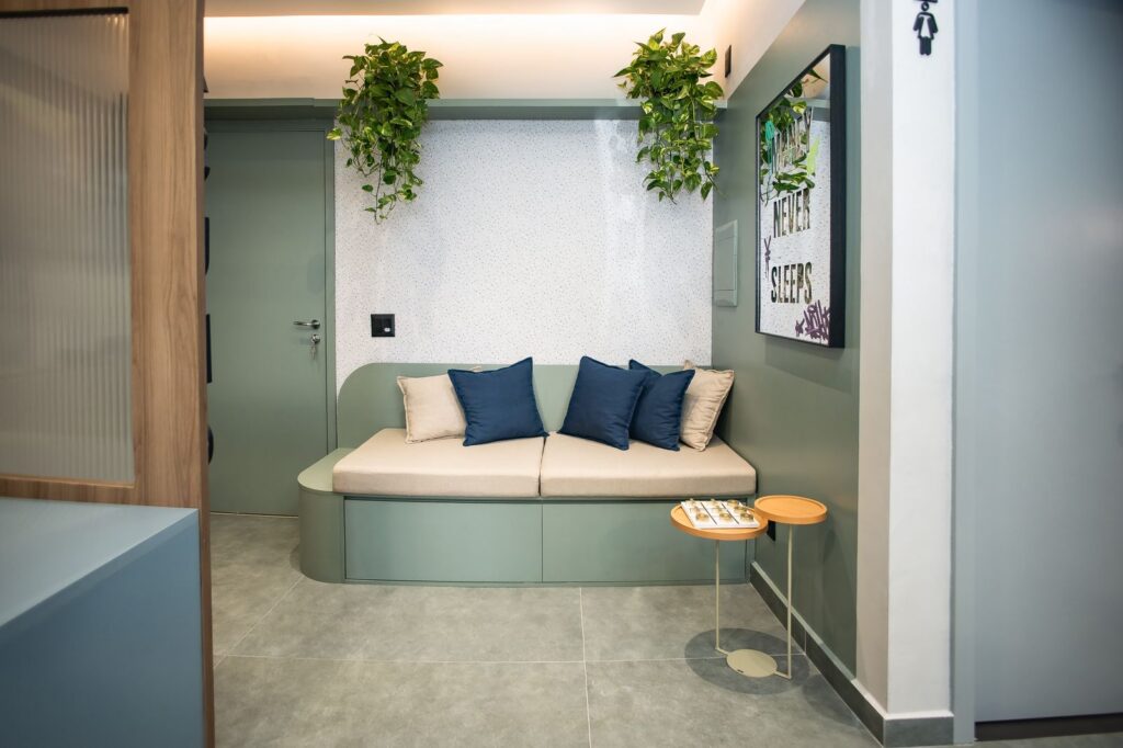 O cantinho de descompressão é um convite ao relaxamento e um contraponto à rotina intensa do mercado financeiro. Projeto: Suli Braga Interiores.