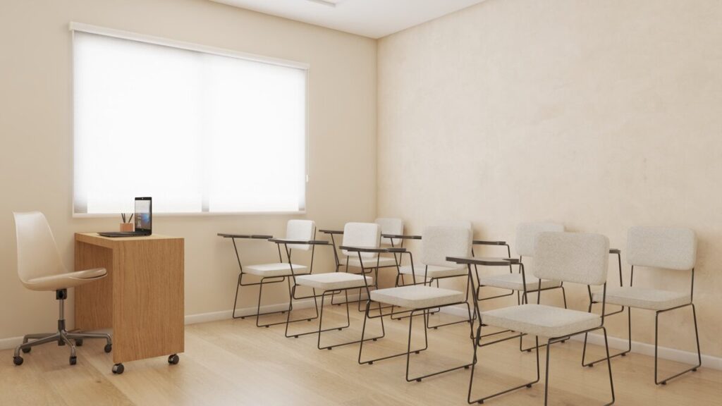 O espaço educativo é um ambiente versátil, pensado para receber workshops e cursos de extensão capilar. Projeto: Audaz Estúdio.