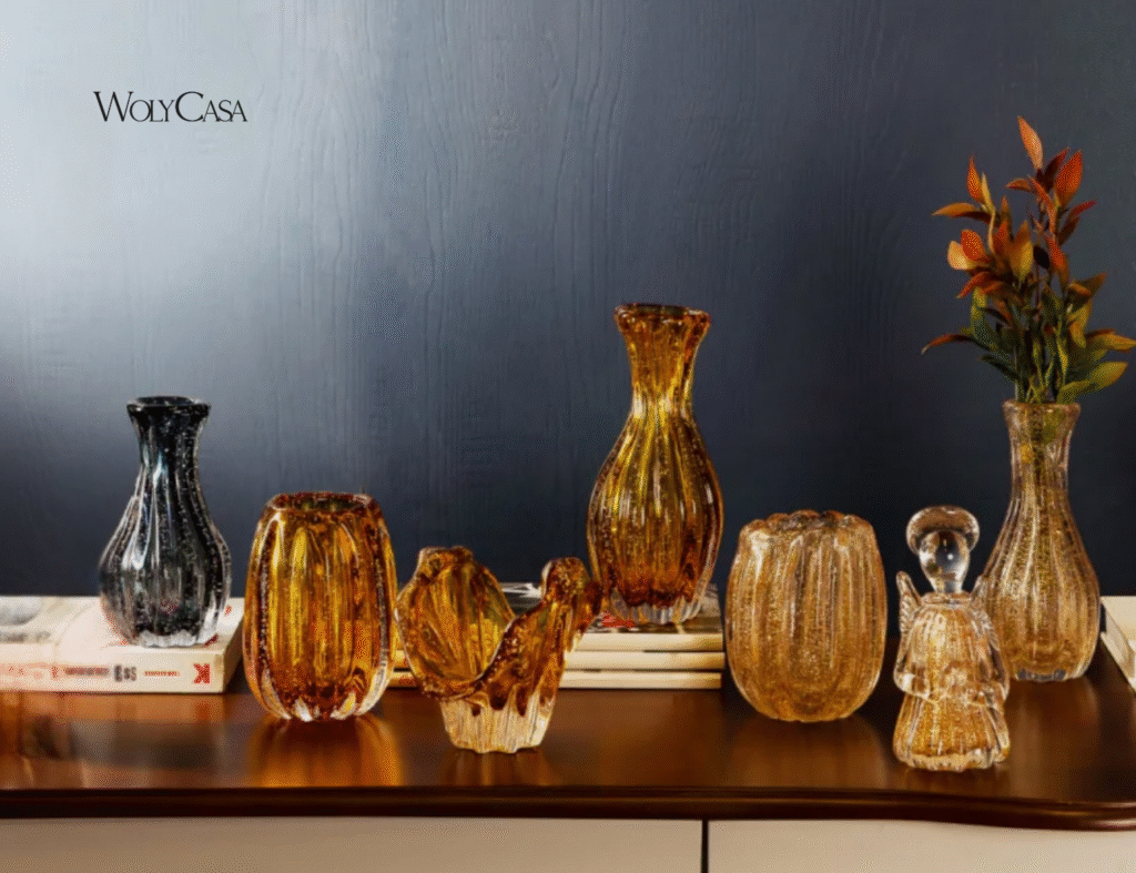 Vasos em vidro são tendência para compor uma decoração de primavera leve e sofisticada com cores terrosas. Fonte: WolyCasa