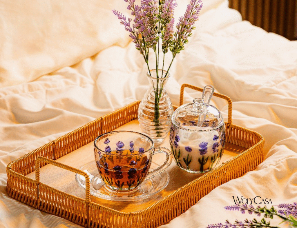 Comece a manhã com charme: use flores e itens com inspiração lavanda para trazer a primavera para dentro de casa. Fonte: WolyCasa