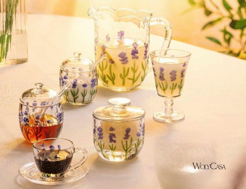 Peças com desenhos de lavanda trazem o frescor e a delicadeza da primavera para o momento do café ou do chá. Fonte: WolyCasa