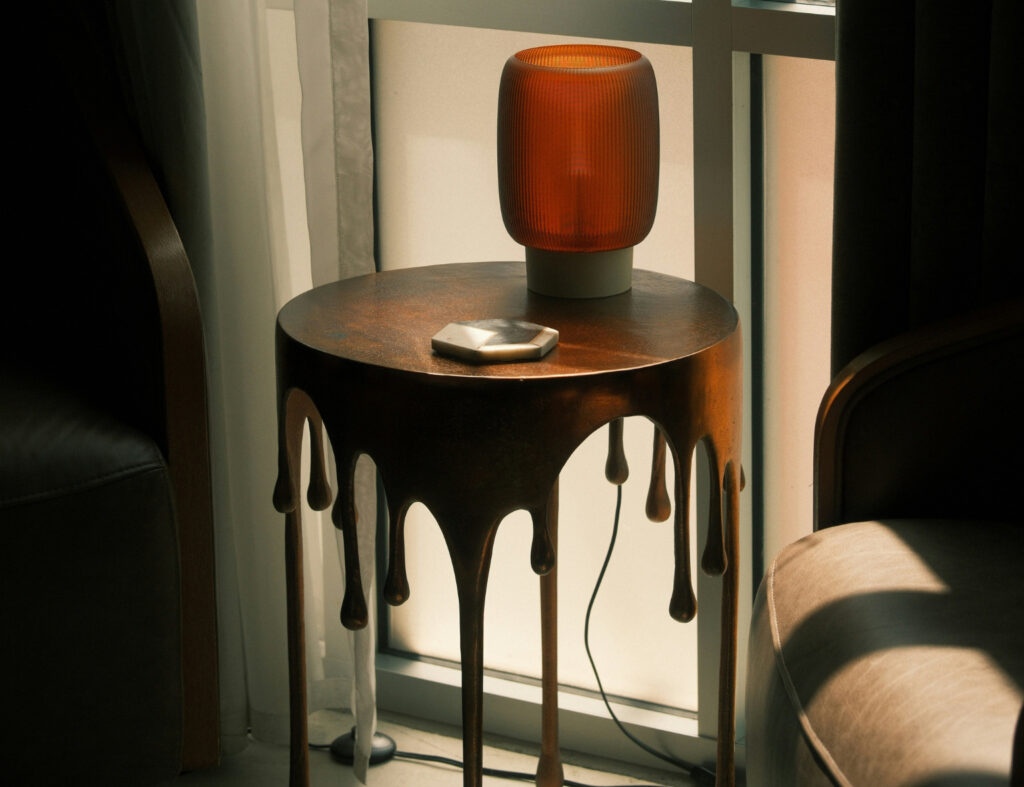 Uma mesa com base criativa se torna um ponto focal único na decoração da sala. Fonte: Unsplash