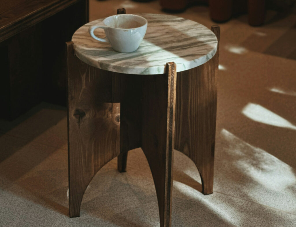 Uma mesa de centro com tampo em outro material encanta para quem aprecia o básico com estilo. Fonte: Unsplash