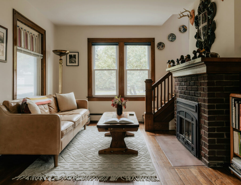 A mesa que une rusticidade e elegância é perfeita para criar um centro acolhedor. Fonte: Unsplash