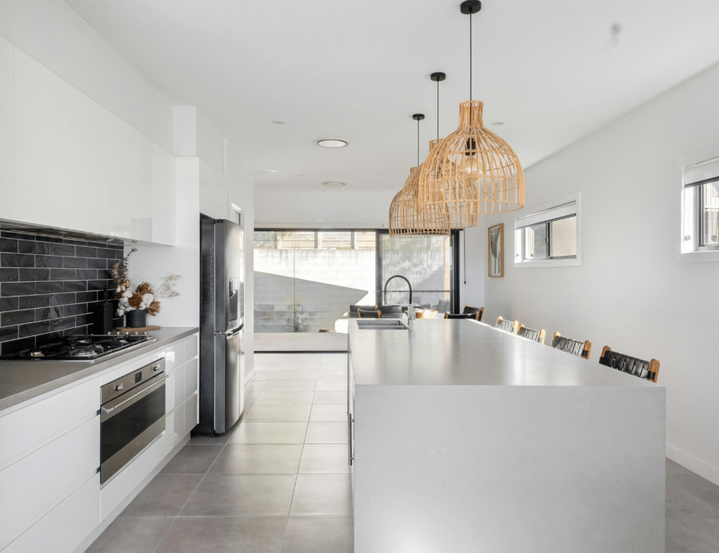 Luminárias de palha e materiais naturais se destacam no ambiente neutro. Fonte: Pexels