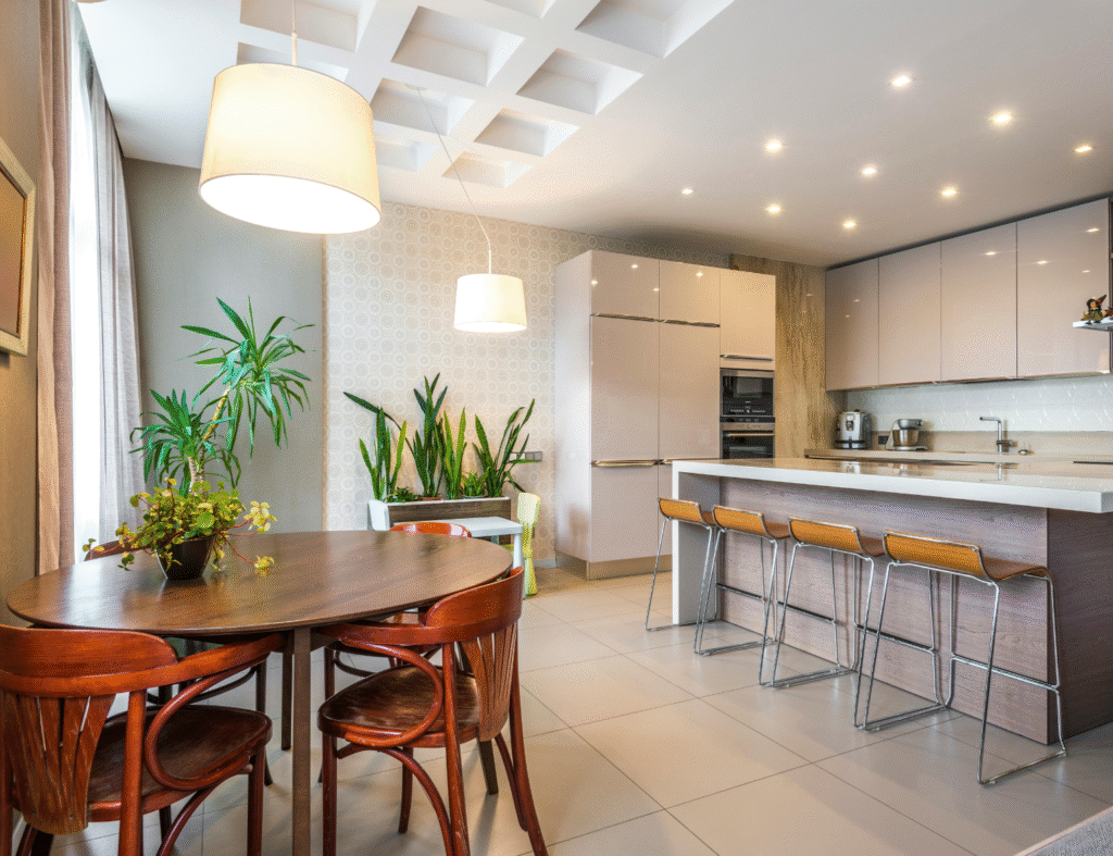 Em ambientes integrados combine a estética minimalista e luz focal sobre a ilha central. Fonte: Pexels<br>