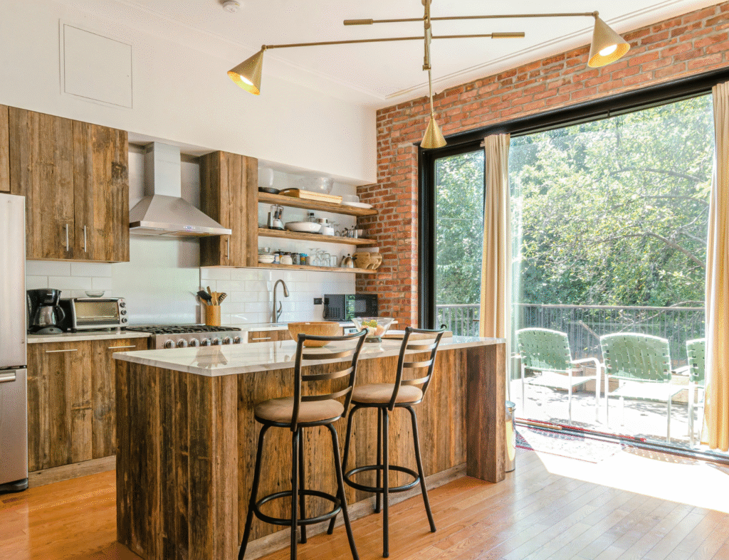 Aposte em luminárias que harmonizem com a decoração da cozinha. Fonte: Unsplash