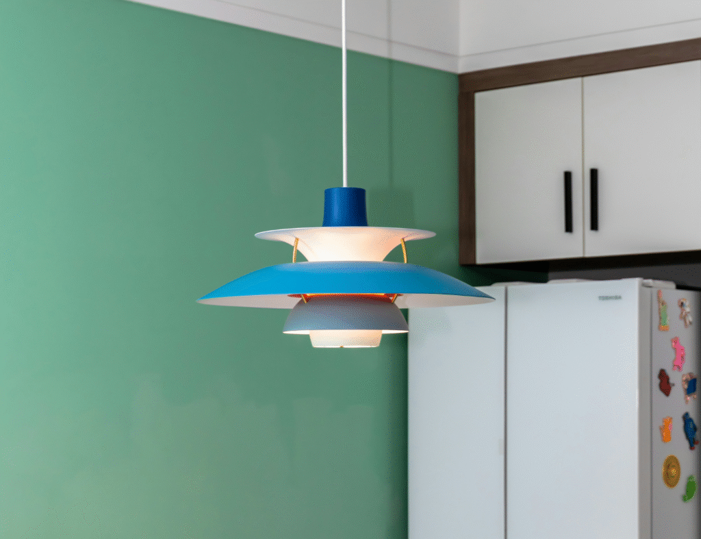 Luminárias coloridas tornam o espaço mais alegre e convidativo. Fonte: Unsplash