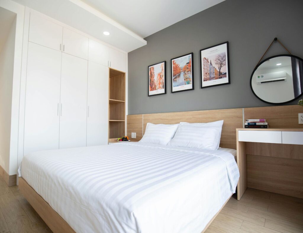 Quarto com móveis modulados que combinam conforto, elegância e soluções inteligentes de armazenamento. Fonte: Unsplash