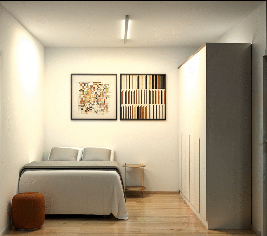 Cama reclusa e quadros coloridos no quarto de hóspedes, otimizando o espaço para armazenamento e conforto. Projeto: 90% Arquitetura.