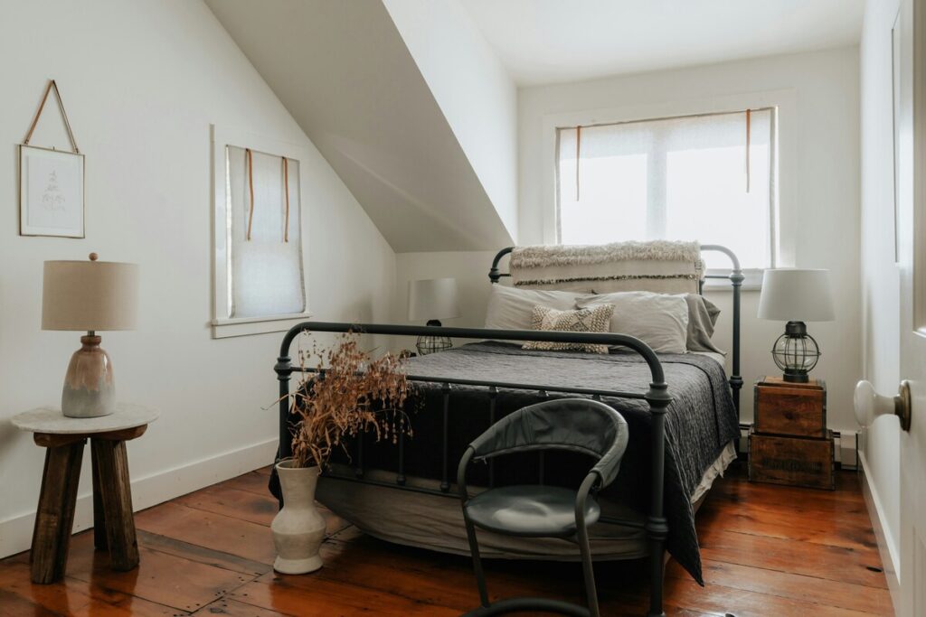 A composição minimalista valoriza a madeira e cria uma atmosfera acolhedora. | Fonte: Unsplash