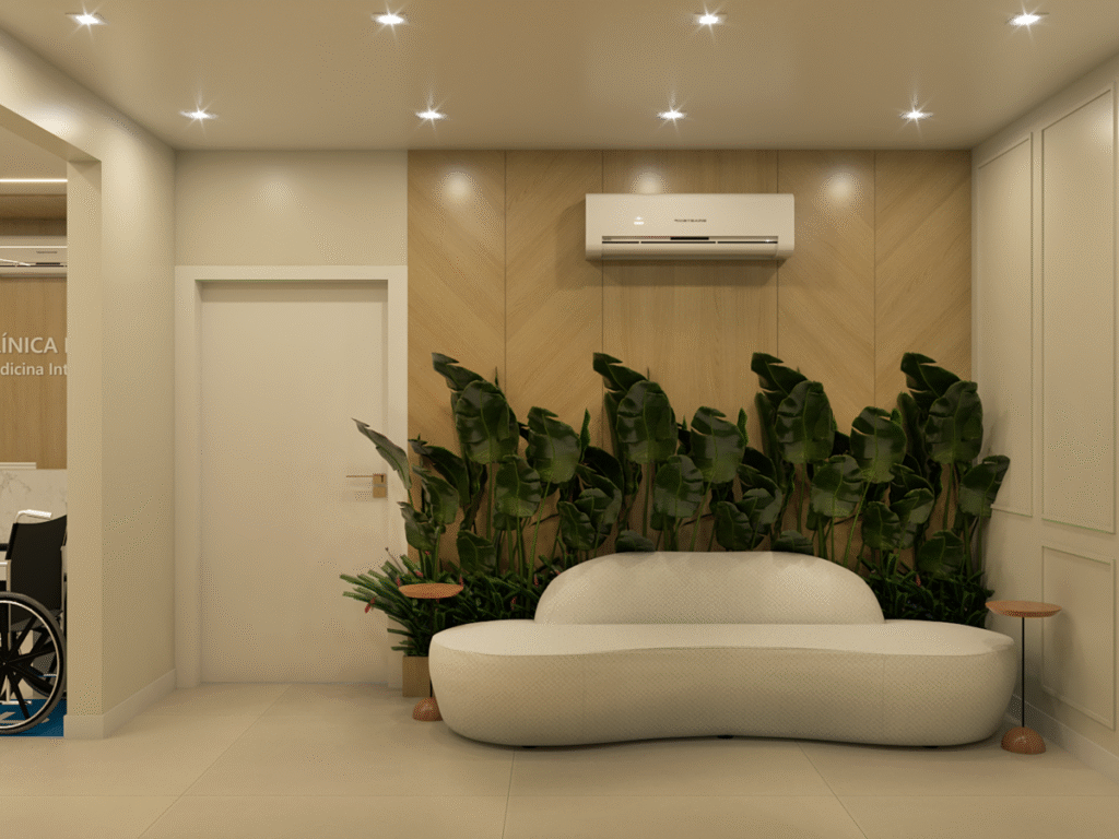 O sofá orgânico e as plantas adicionam um toque de leveza e acolhimento à recepção. Projeto: Maiz Arquitetura e Paisagismo.