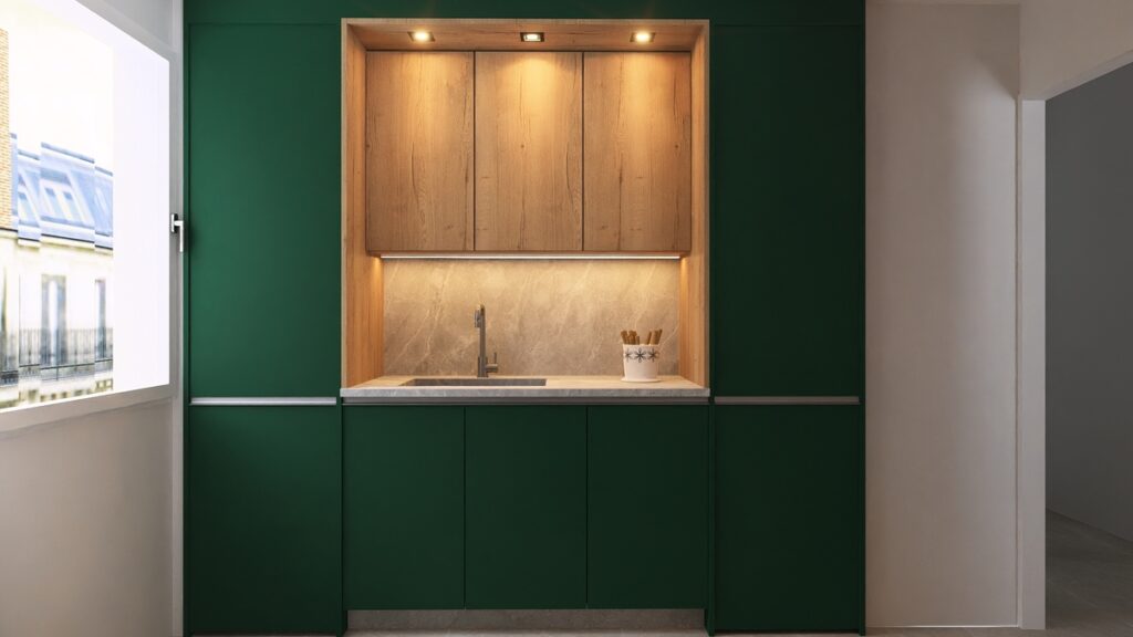 O nicho central em madeira, com revestimento de mármore claro e iluminação embutida, valoriza a área da pia. Projeto: GAS Arquitetura e Design.