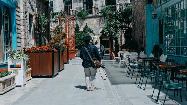 Resultado do trabalho de um arquiteto restaurante focado em criar presença marcante e convidativa para o público. Fonte: Pexels