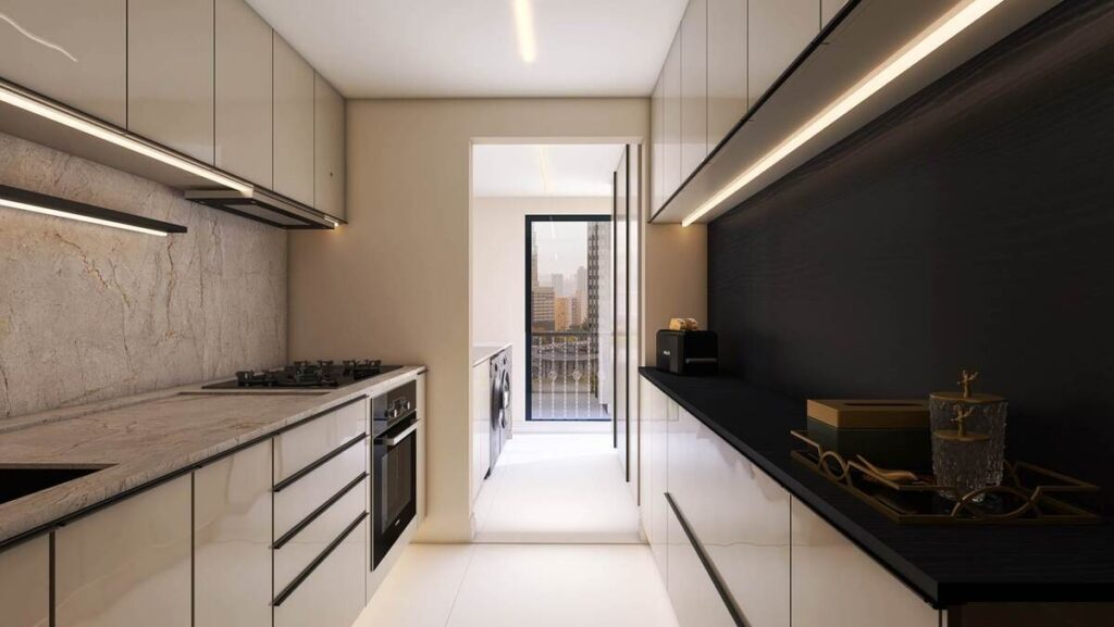 Cozinha fechada com armários claros e bancada em mármore. Projeto: Alana Koster.