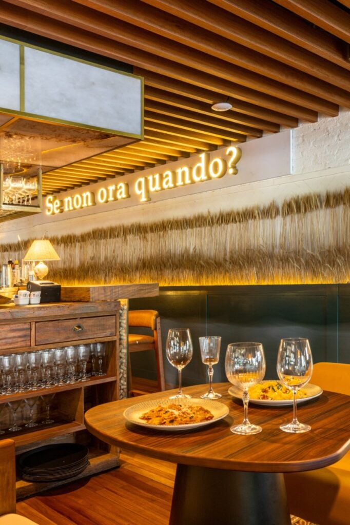 A frase icônica em italiano reforça a identidade e o conceito. Projeto: Ultra Arquitetura.