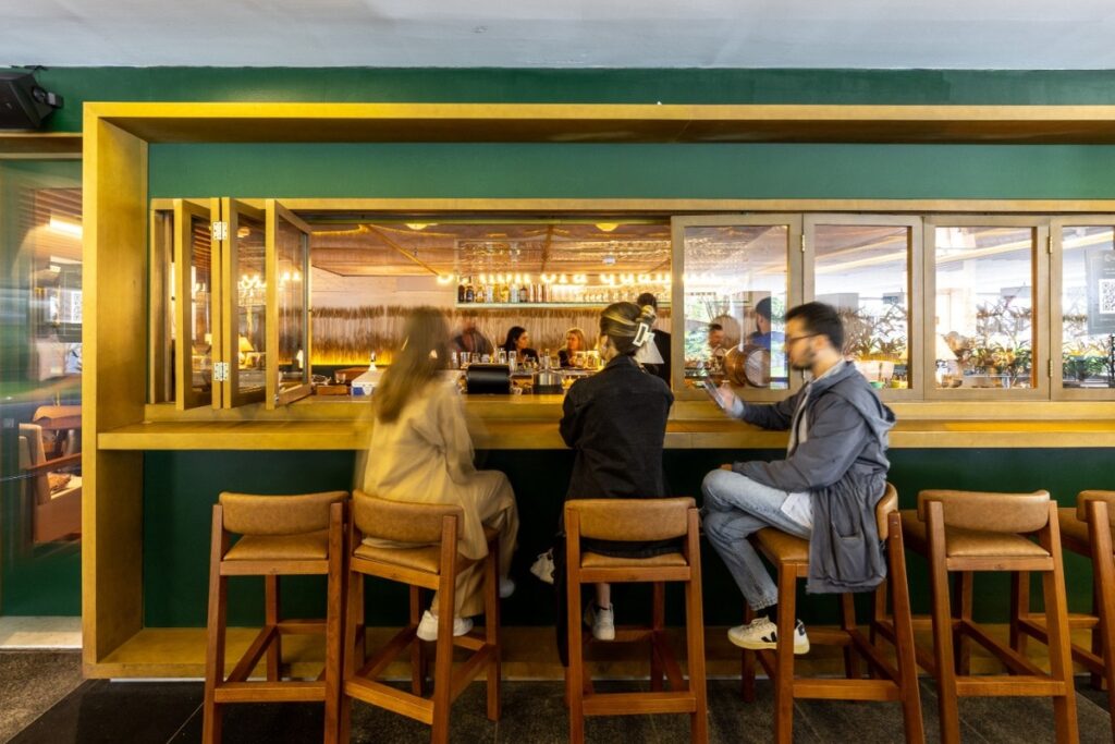O balcão do bar é um ponto de encontro informal e com bastante luz natural. Projeto: Ultra Arquitetura.