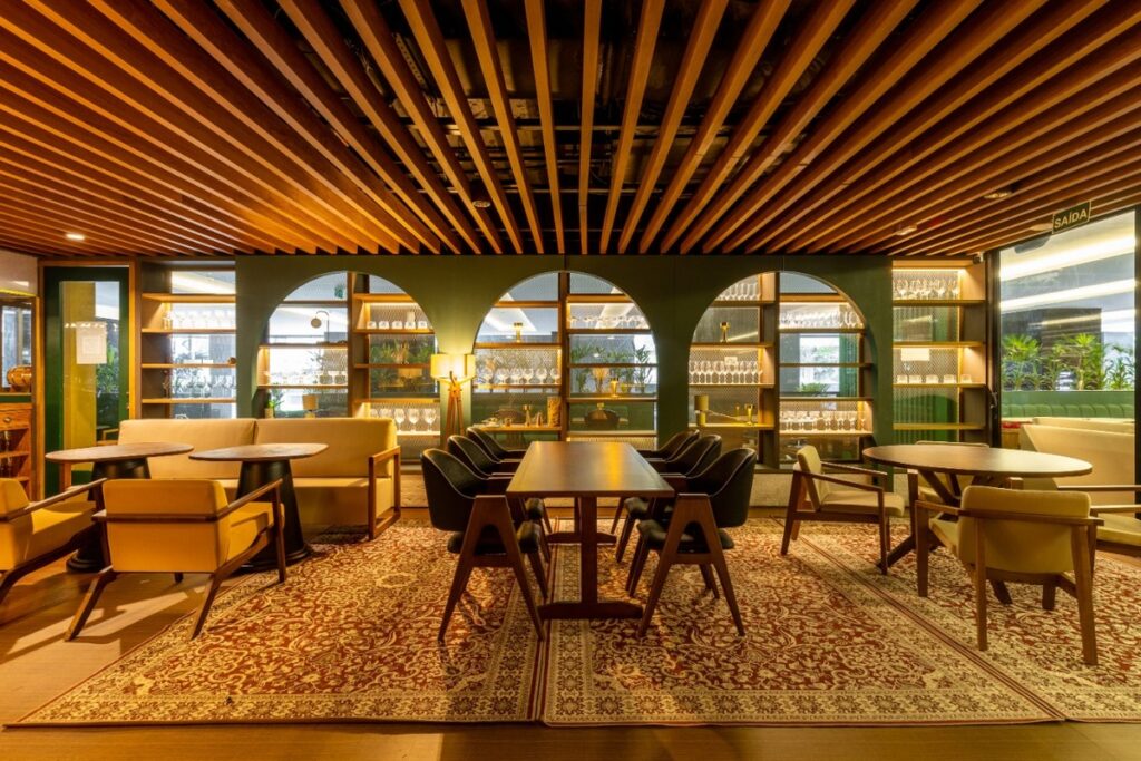 A iluminação indireta no forro valoriza o ambiente. Projeto: Ultra Arquitetura.