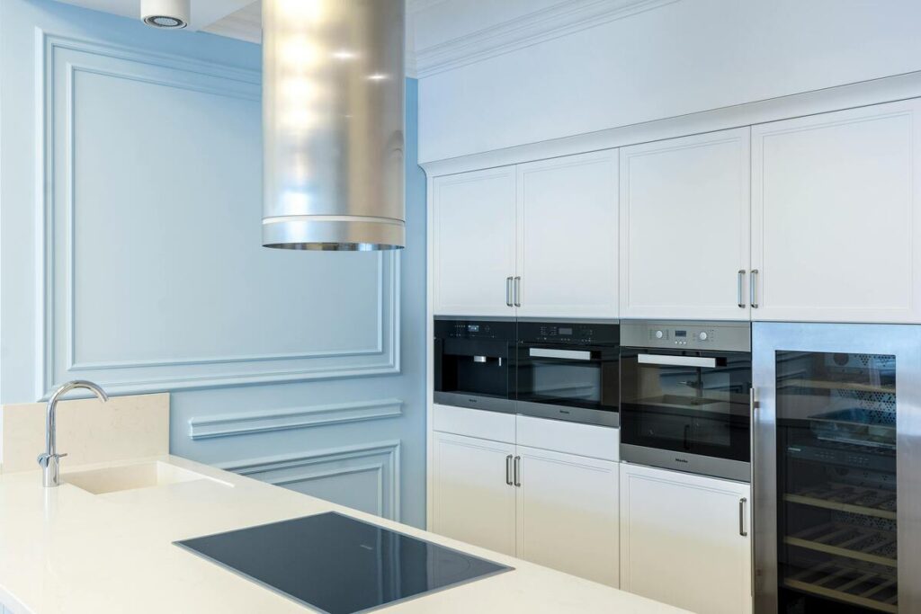 A paleta de branco puro e azul-bebê suave evoca leveza, tranquilidade e um toque de charme atemporal. Fonte: Pexels