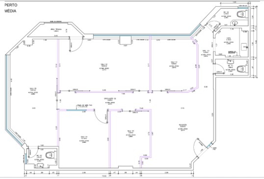 Distribuição dos ambientes no escritório de 100 m². Projeto: Studio Faccio.